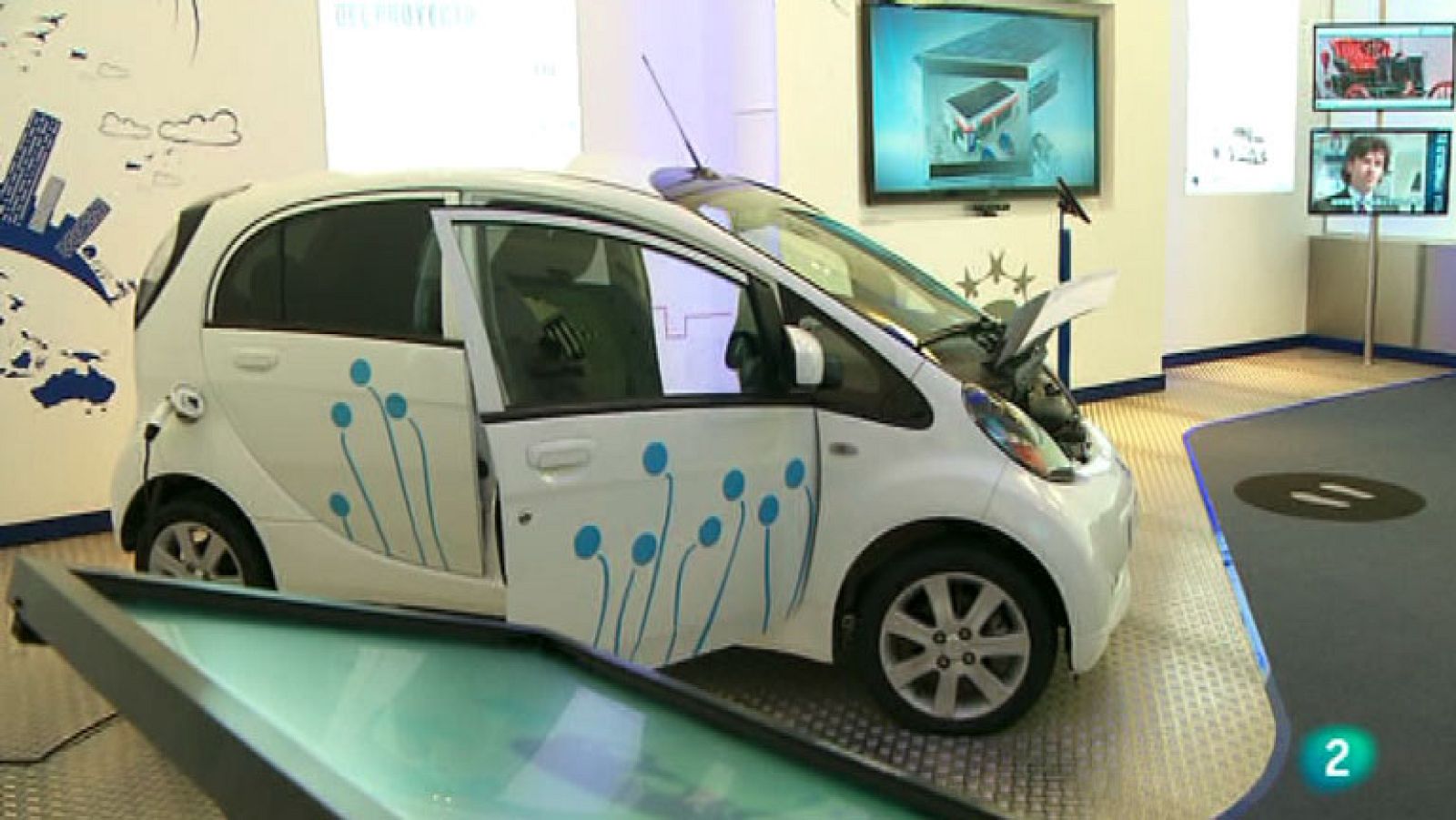 La Aventura del Saber. SmartCity Málaga Impulsar la movilidad sostenible con el uso de vehículos eléctricos, reducir las emisiones de CO2 Impulsar la movilidad sostenible con el uso de vehículos eléctricos, reducir las emisiones de CO2