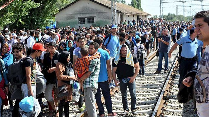 Telediario 1 - Cerca de 6.000 migrantes y refugiados han llegado en autobuses a la frontera entre Serbia y Croacia