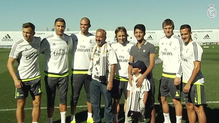 Telediario 1 - La familia zancadilleada por la periodista húngara visita al Real Madrid