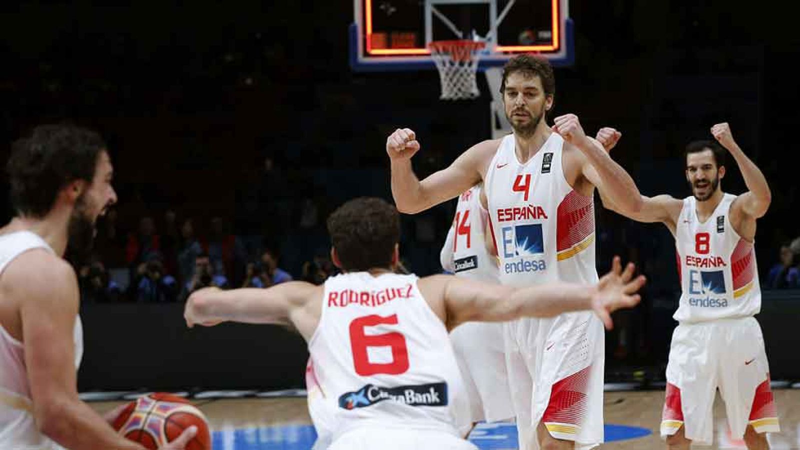 La fiesta comenzada por Gasol continuó en el vestuario