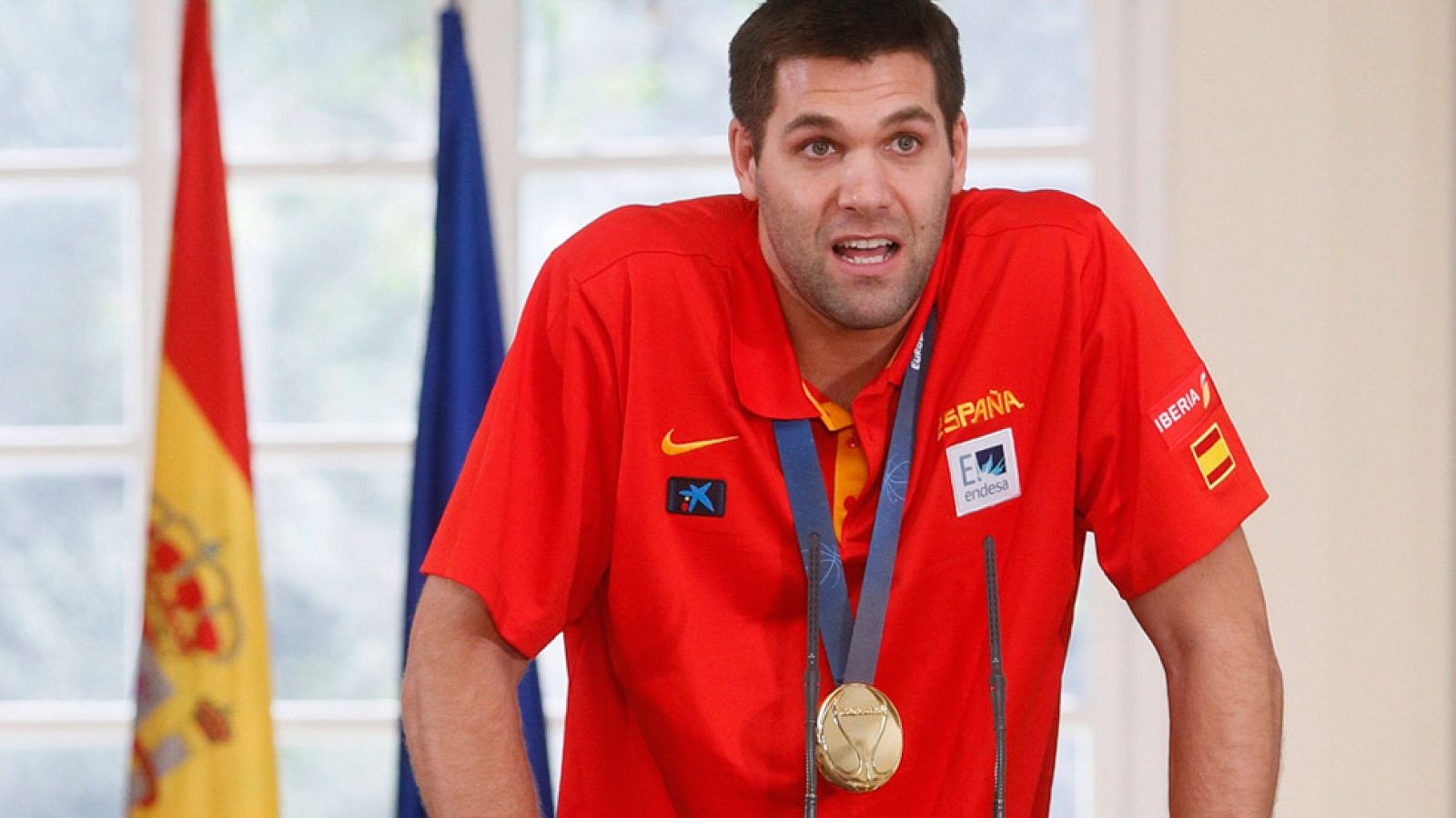 El capitán de la selección española de baloncesto, Felipe Reyes, ha dado las gracias a Mariano Rajoy por el recibimiento tras ser campeones de Europa y ha declarado que están "muy orgullosos de traer esta copa tan sufrida y merecida".
