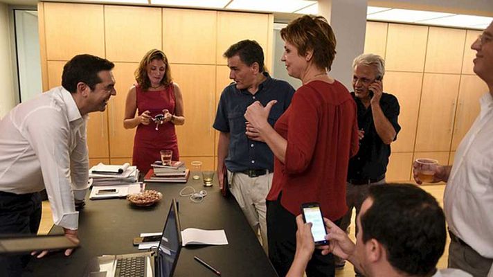 Telediario 1 - Bruselas le recuerda a Tsipras que tiene que cumplir con sus obligaciones pactadas a cambio del tercer rescate