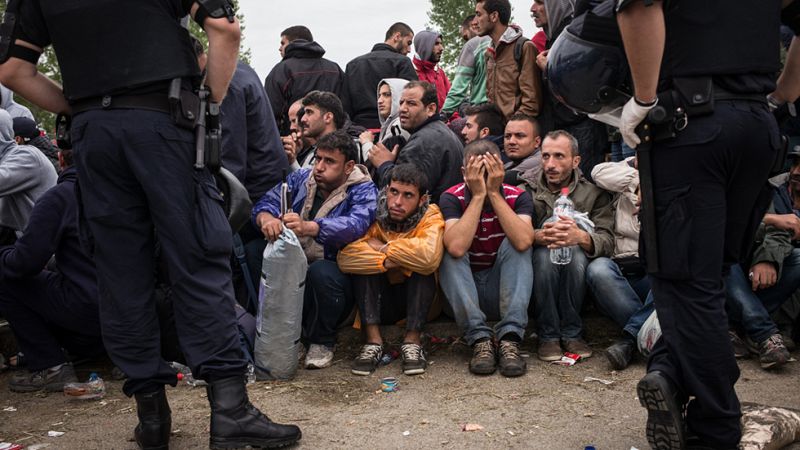 Miles de refugiados siguen superando obstáculos y se concentran en Croacia