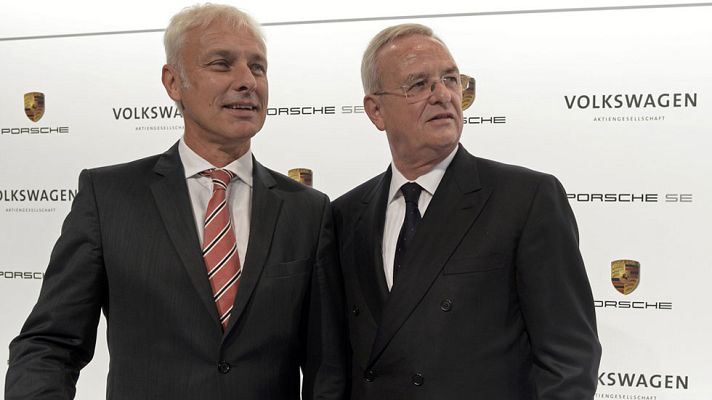 Telediario 1 - Volkswagen reserva 6.500 millones para posibles reclamaciones y rebaja su previsión de beneficios