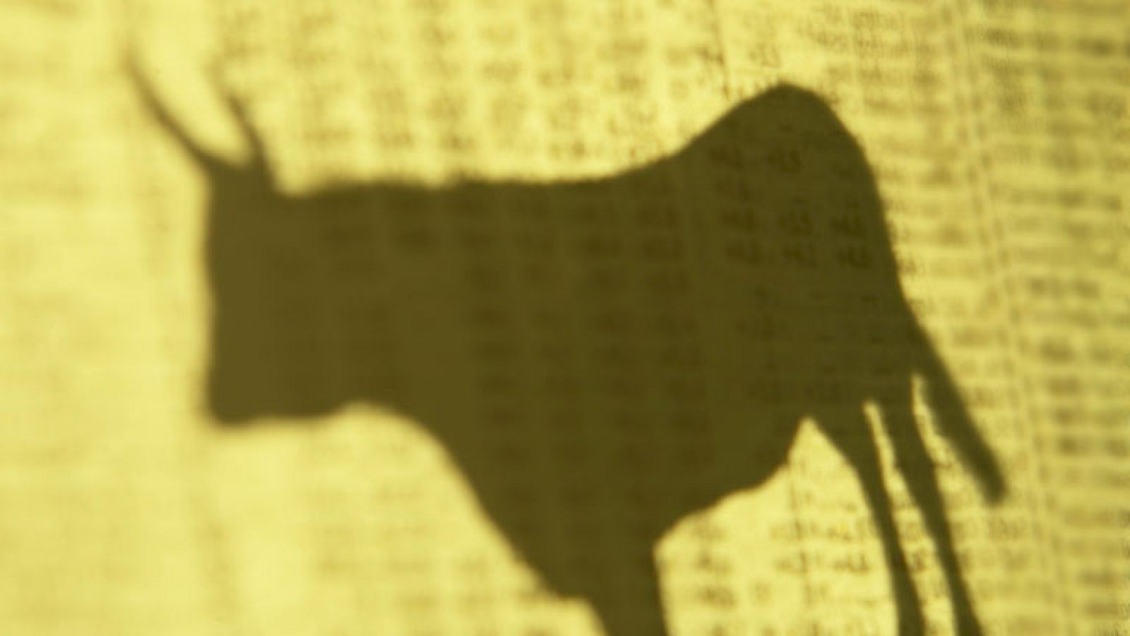 Una vaquilla entra por la puerta y sube a un piso de Algemesí