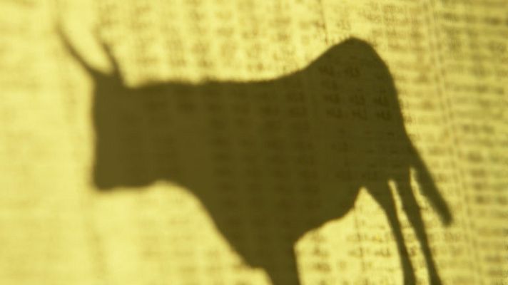 España Directo - Una vaquilla entra por la puerta y sube a un piso de Algemes