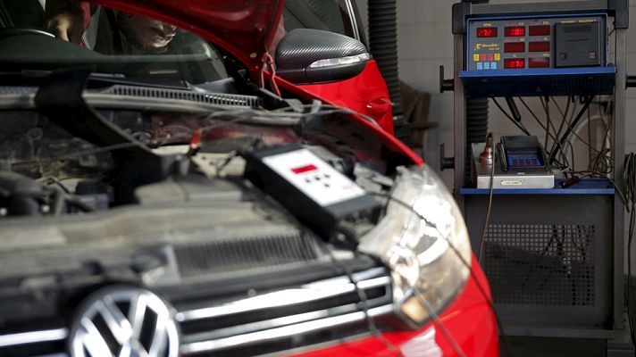 Telediario 1 - Volkswagen trucaba las emisiones con un software que se iniciaba en las revisiones