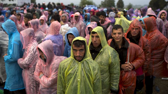 Telediario 1 - La lluvia y el viento no desaniman a los miles de refugiados que atraviesan Croacia a seguir su camino