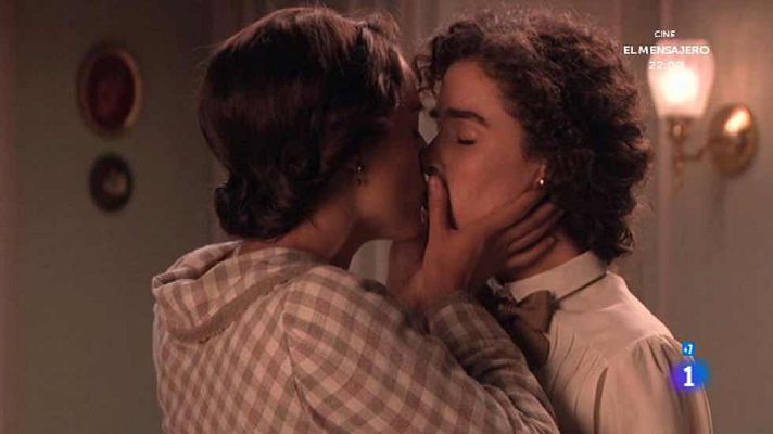 Seis hermanas - Aurora besa a Celia