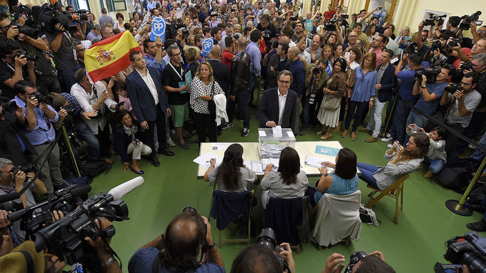 Candidatos y líderes políticos llaman a la participación tras votar en Cataluña