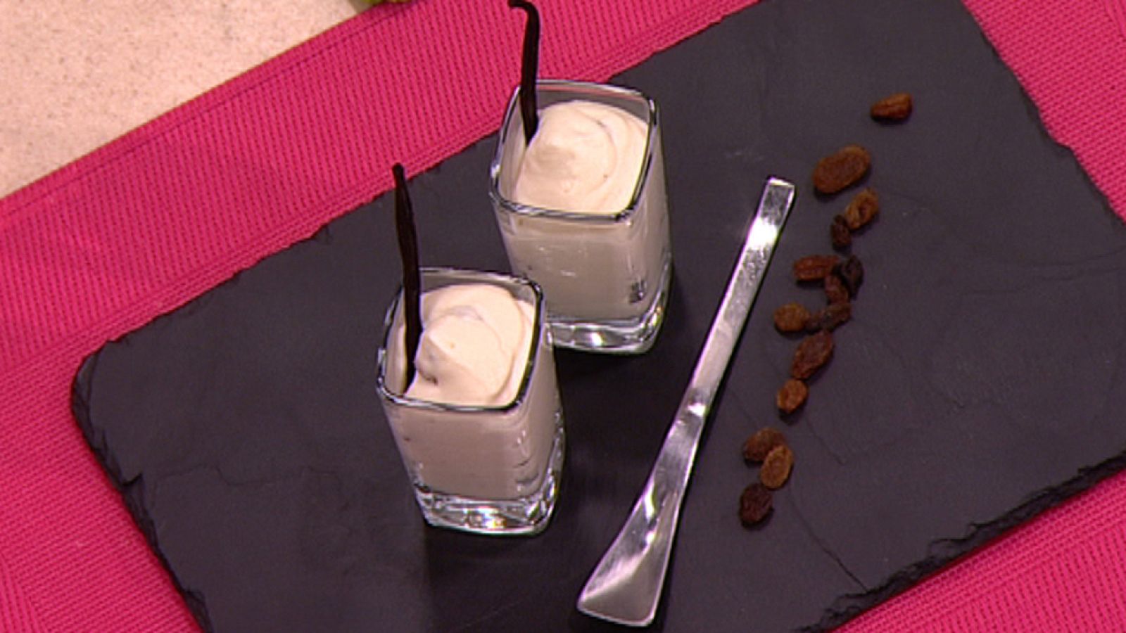 Espuma de chocolate blanco y pasas