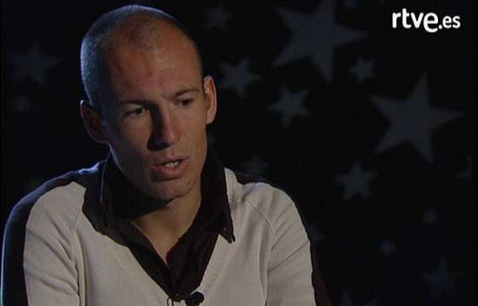 Arjen Robben responde en exclusiva para RTVE a 18 preguntas del periodista Rubén León en las que repasa toda actualidad de su equipo, y lo hace atreviéndose a hablaren español de todos los temas importantes.