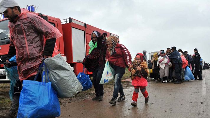 Telediario 1 - Los refugiados pasan de Croacia a Hungría con Alemania como objetivo