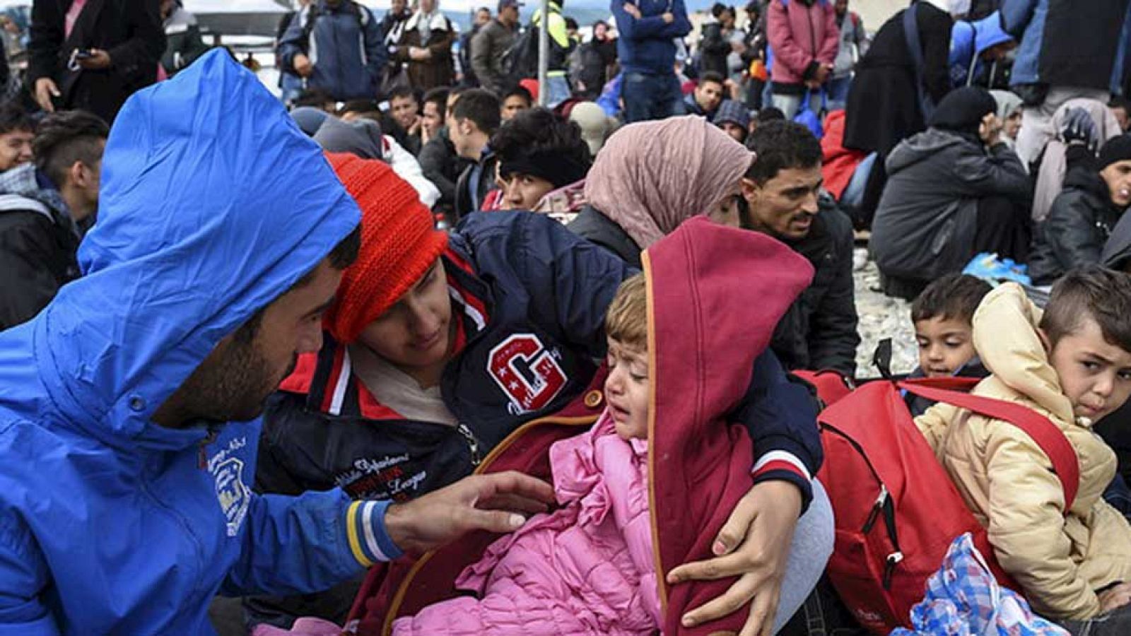 Los ciudadanos de los Balcanes que hace veinte años fueron refugiados se encuentran ahora con los que, como ellos, huyen de la guerra. Comprenden mejor a quienes llegan de Siria pero quieren que se vayan lo antes posible porque, dicen, no hay trabajo