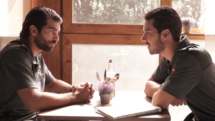 Olmos y Robles - Capítulo 4: En tumba cerrada no entran moscas