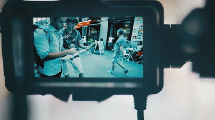 Telediario 1 - Una campaña con cámara oculta de la FELGTB anima a gais a denunciar discriminación o persecución