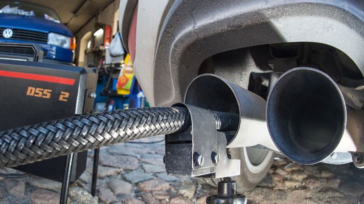 Telediario 1 - Volkswagen identifica 683.626 vehículos vendidos en España que podrían llevar el software que manipula las emisiones