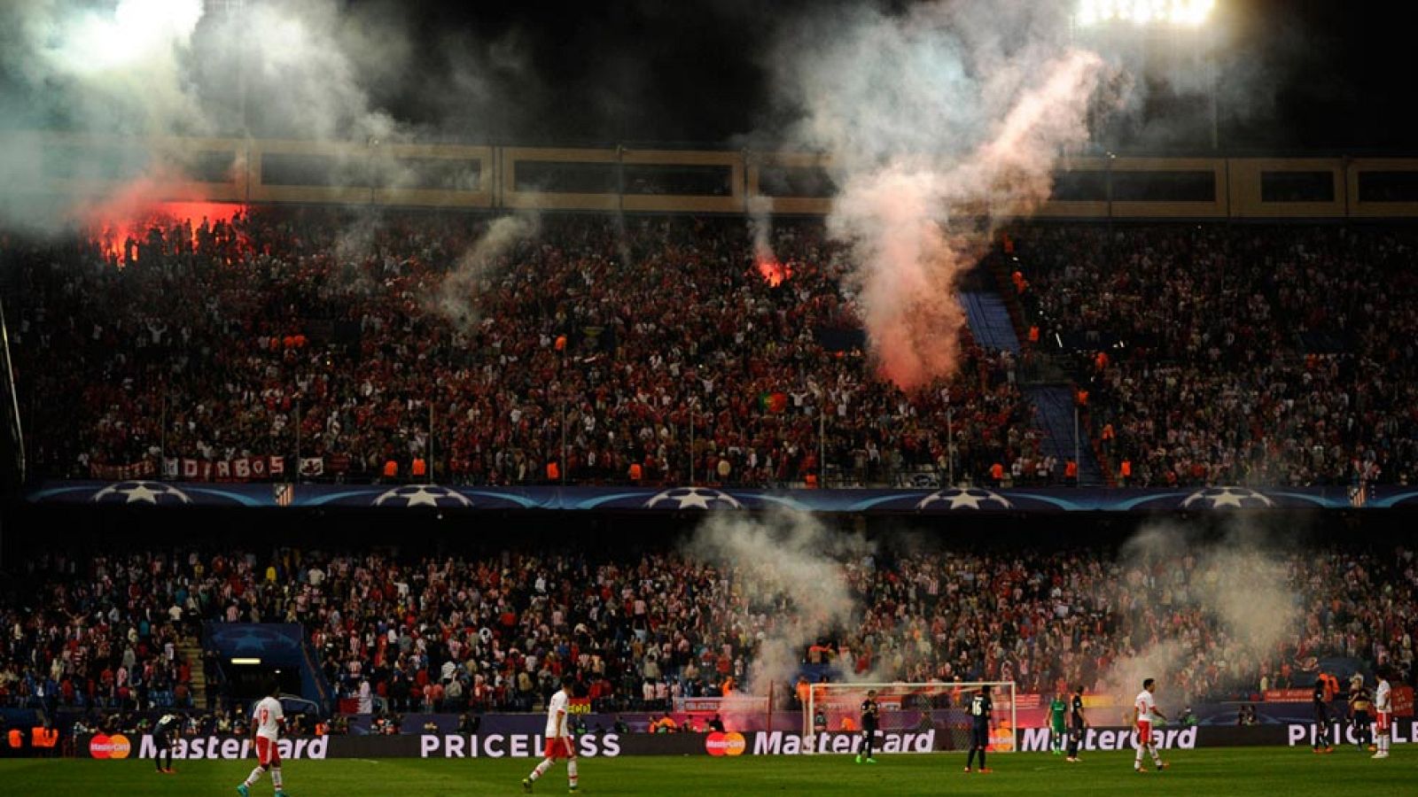 Aficionados del Benfica lanzan bengalas en el Calderón | Ver