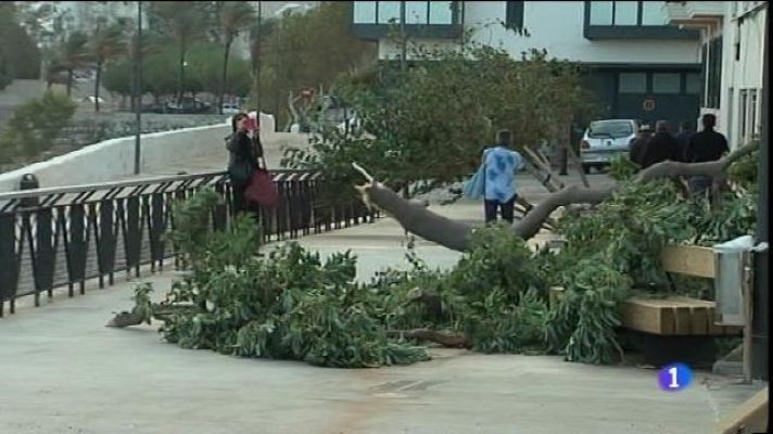 Informatiu Balear - Destrosses a Menorca pel temporal de vent.