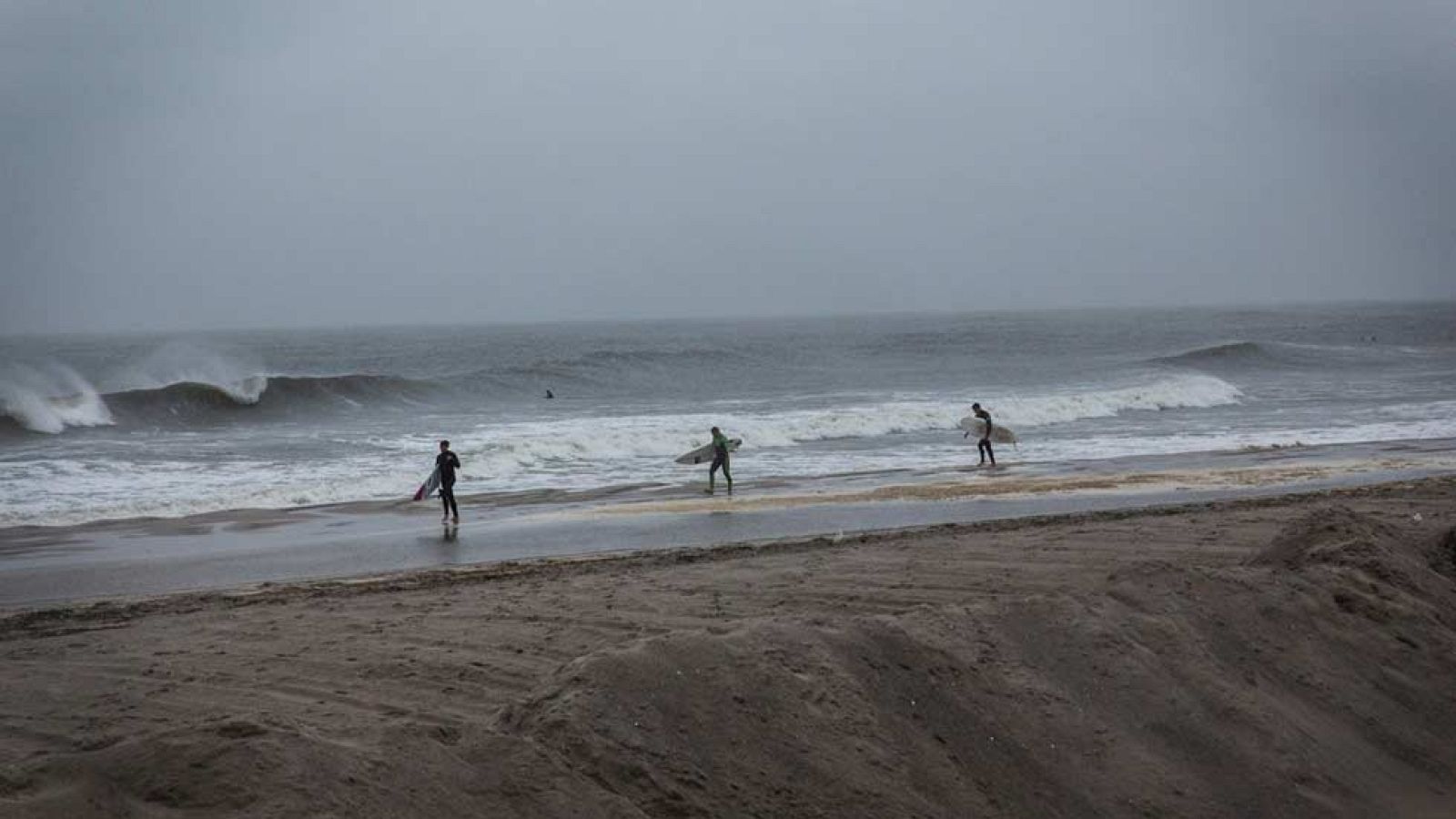 Cielos nubosos con Cataluña en alerta por lluvias y tormentas