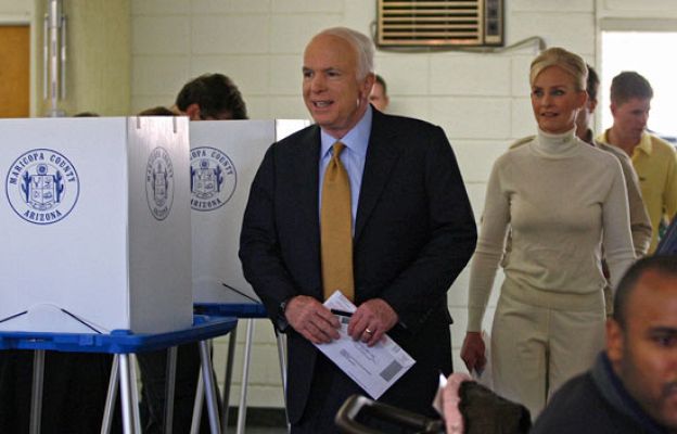  - McCain vota en Arizona