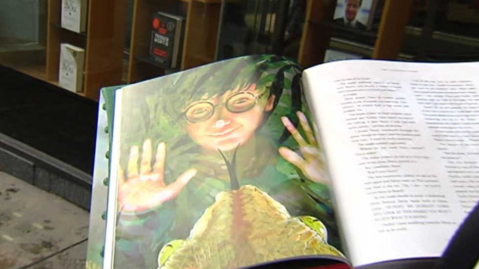 Sale la primera edición con dibujos de Harry Potter