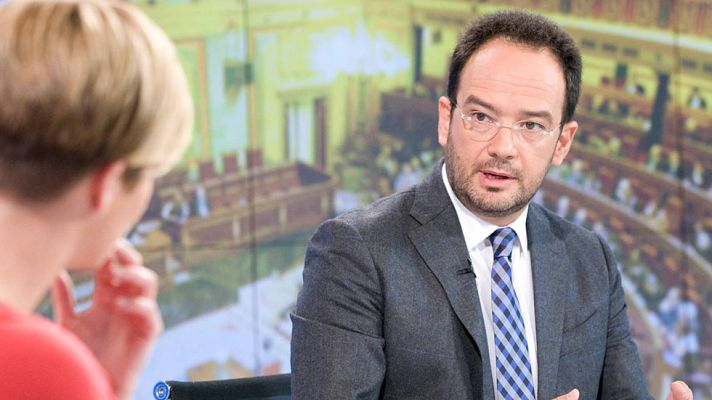 Los desayunos - Antonio Hernando: "Nadie se cree la previsión del déficit"