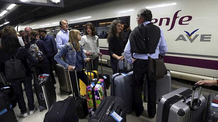 Telediario 1 - 13.000 pasajeros y 40 trenes afectados por el corte de fibra óptica en la línea de Cataluña