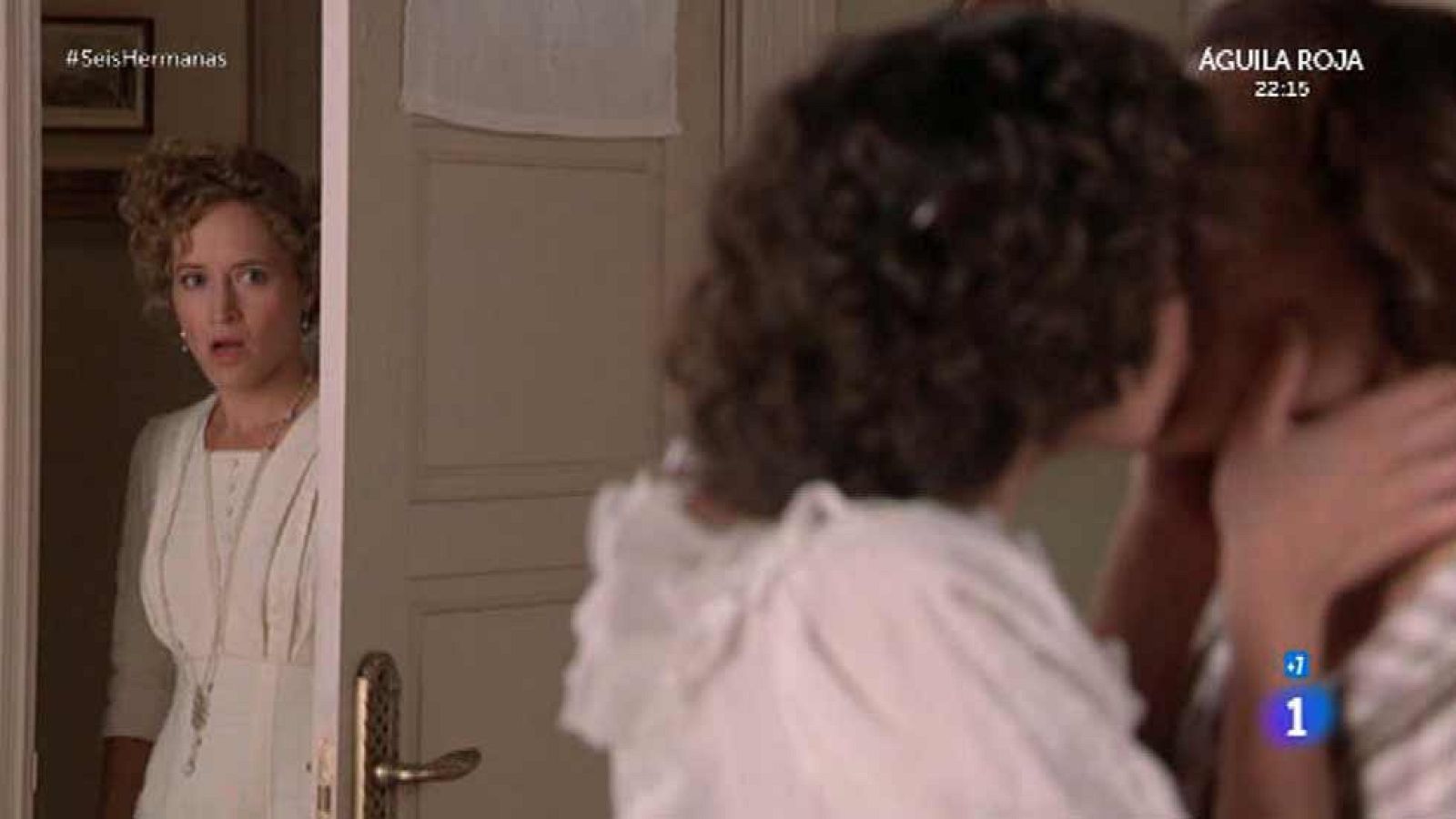 Seis Hermanas - Diana ve a Celia y Aurora besándose