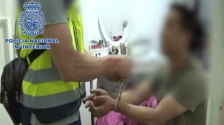 Telediario 1 - La Policía Nacional detiene a 89 personas pertenecientes una red de tráfico ilegal de personas