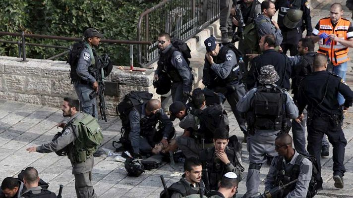 Telediario 1 - Dos policías israelíes apuñalados en la escalada de violencia entre Israel y Palestina