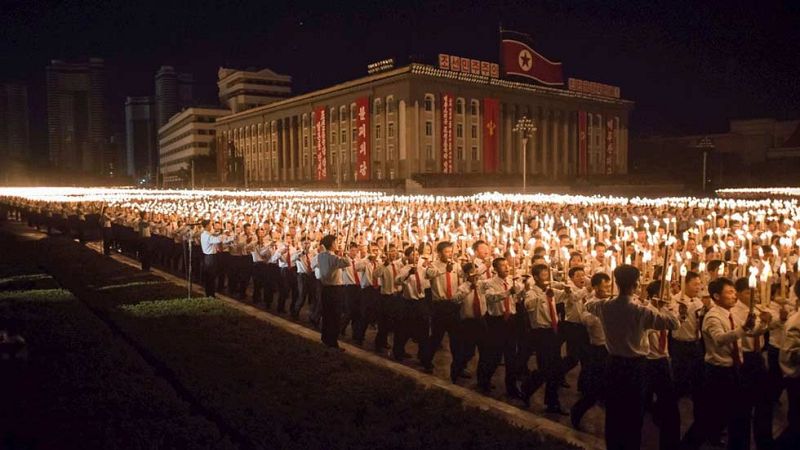 Miles de personas abarrotan Pyongyang en la conclusión de las celebraciones del  70 aniversario del Partido de los Trabajadores