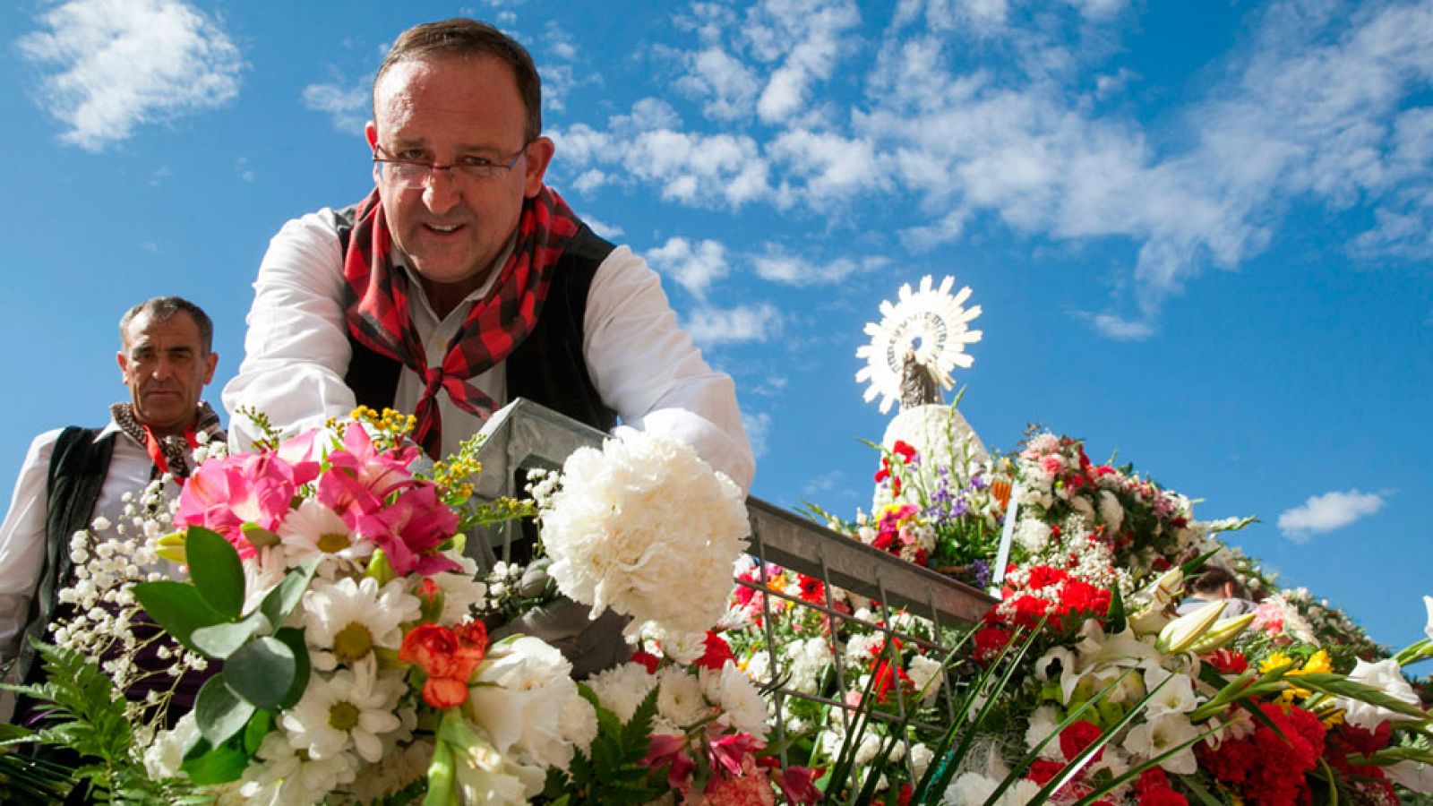 Miles de personas participan en la ofrenda a la Virgen del Pilar en Zaragoza