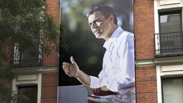 Telediario 1 - El PSOE cubre la fachada de Ferraz con una foto gigante de Sánchez con vistas al 20D