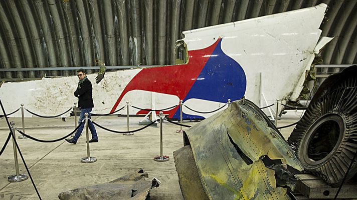 Telediario 1 - El informe final holandés del vuelo de Malaysian Airlines culpa del siniestro a un misil de fabricación rusa