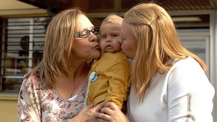 Telediario 1 - El Hospital Reina Sofía de Córdoba logra un transplante de hígado entre una abuela y su nieto