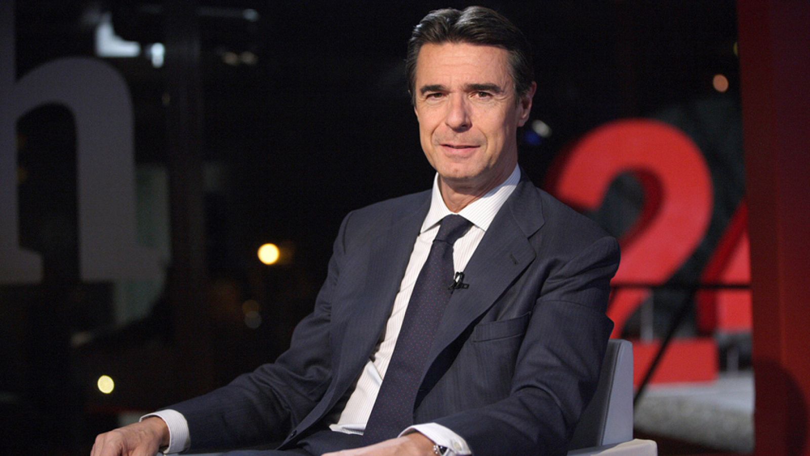 El ministro de Industria, José Manuel Soria ha asegurado en La noche en 24 horas, respecto a la entrevista publicada por el diario El Mundo a Cristóbal Montoro, en la que el ministro de Hacienda asegura que "hay compañeros que se avergüenzan de ser d