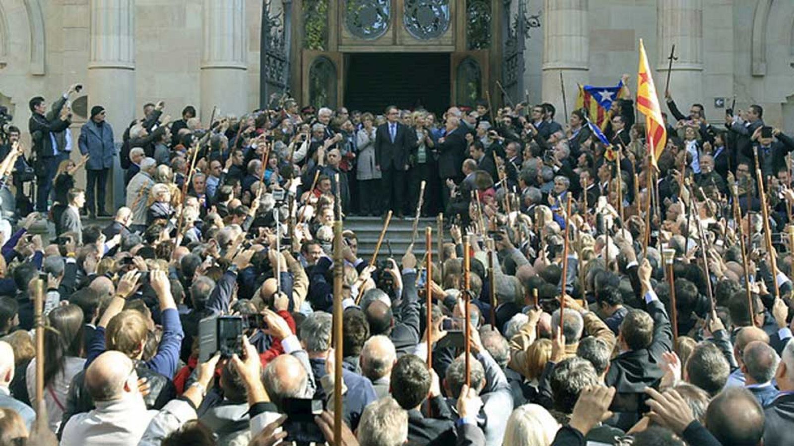 Escenificación de apoyo político y popular a Artur Mas