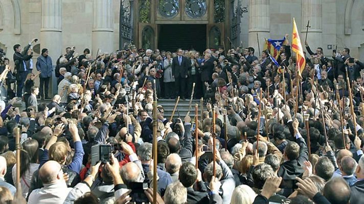 Telediario 1 - Mas llega al tribunal acompañado de 400 alcaldes y diputados electos