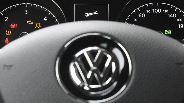 Telediario 1 - Volkswagen llamará a revisión a 8,5 millones de automóviles en Europa a partir de enero