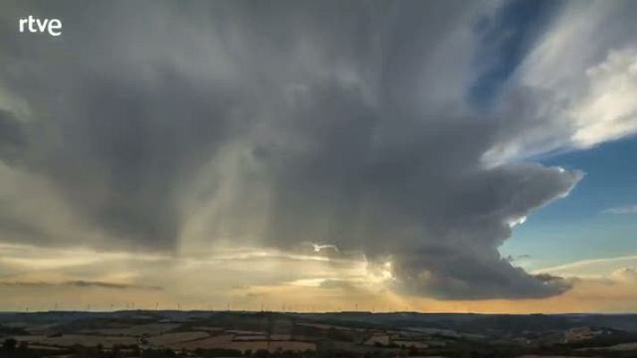 Repor - Con la fuerza de un rayo se podría dar luz a una ciudad de 200 mil habitantes durante un minuto