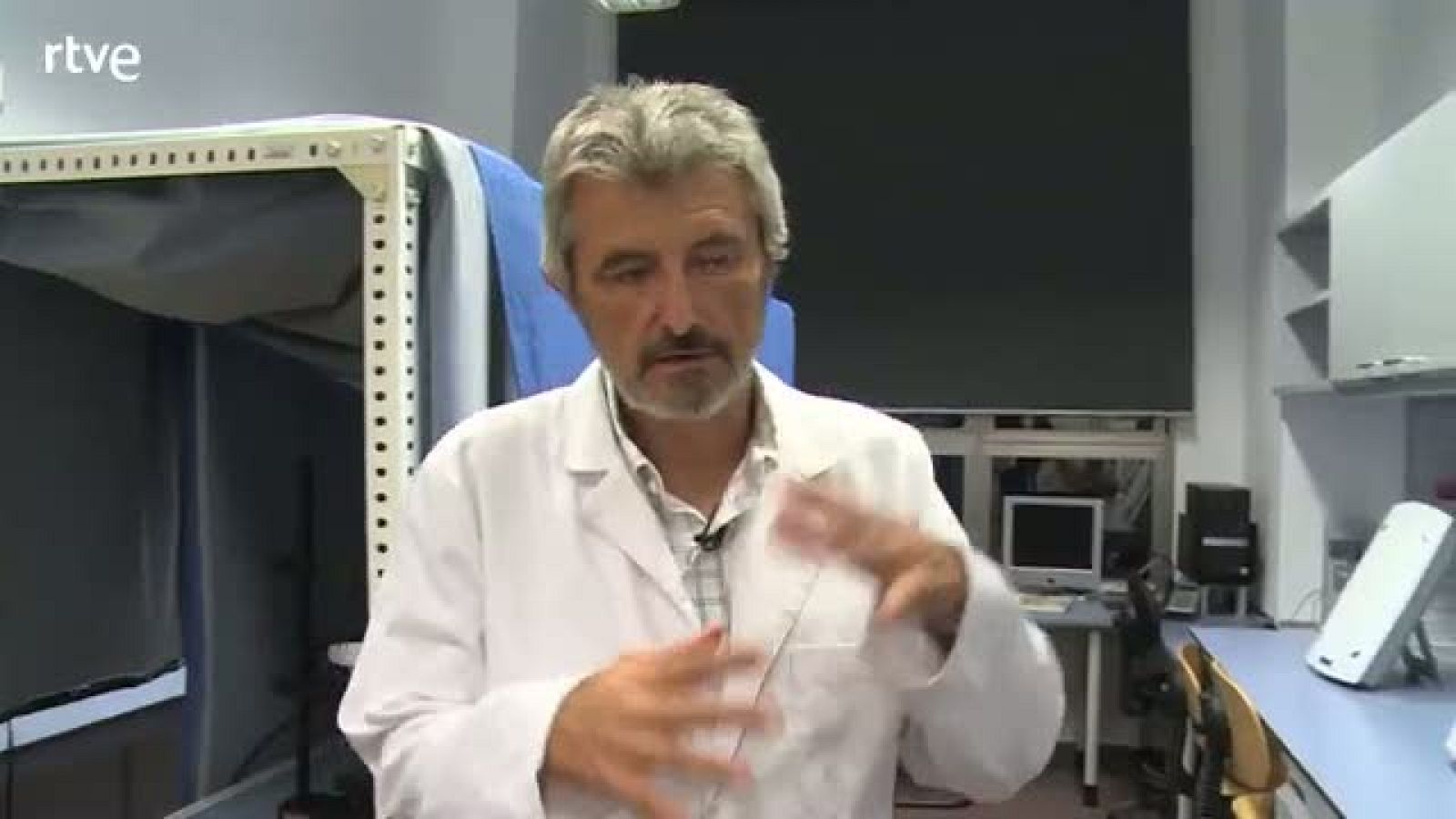 Juan Antonio trabaja en el diseño de una luz que el cerebro interprete como oscuridad