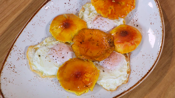 Torres en la cocina - Huevos fritos con oronjas