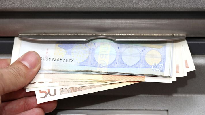 Telediario 1 - Adicae denuncia que la banca incumple el decreto que prohíbe la doble comisión en los cajeros