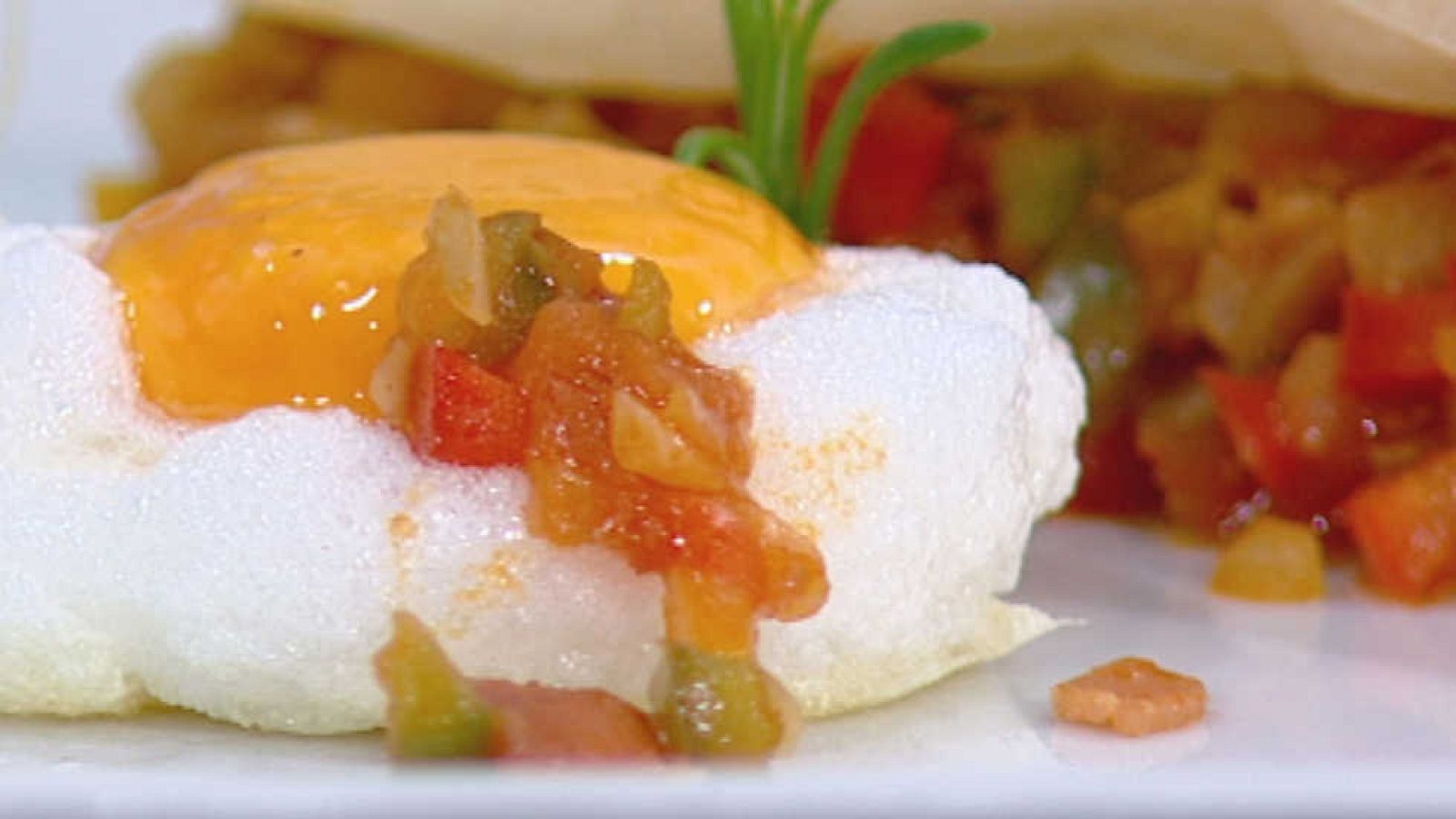 Cocina con Sergio - Pisto de pimientos con huevos y pasta filo con avellanas - ver ahora