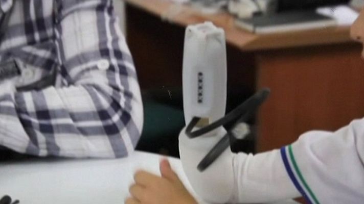Telediario 1 - Crean una prótesis para niños con amputaciones compatible con piezas de lego