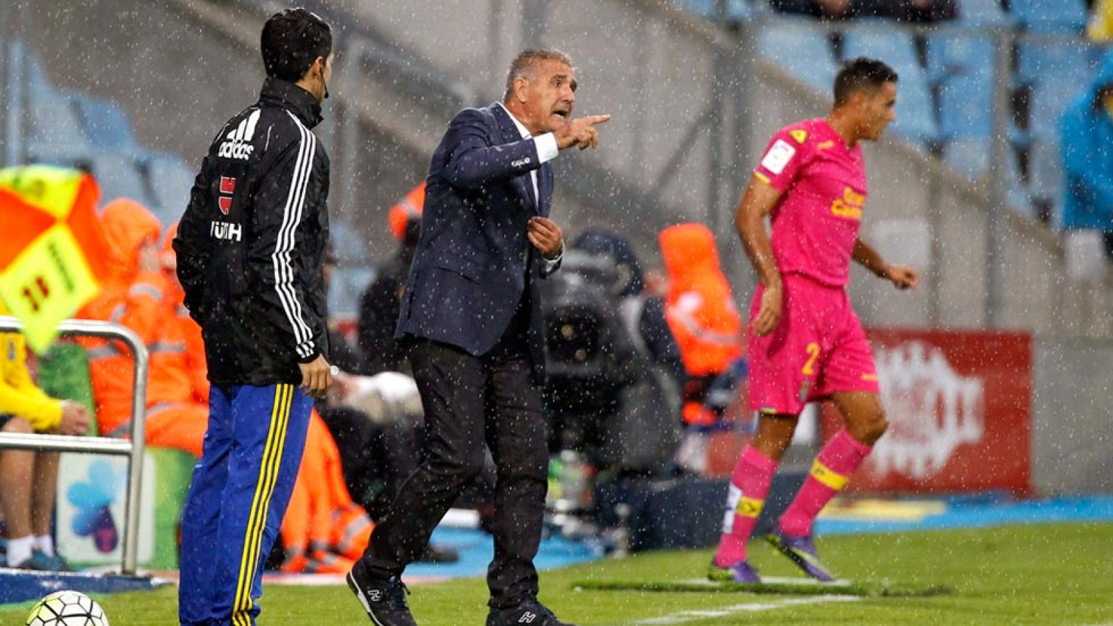 La Unión Deportiva Las Palmas ha destituido este lunes a Paco Herrera, según anuncia el club en su página web.