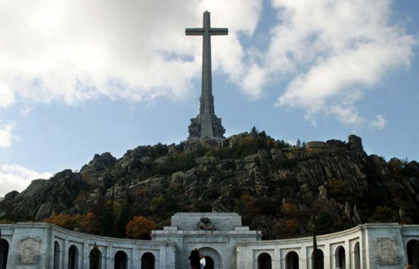 La Audiencia Nacional ha autorizado a los familiares de Federico García Lorca presenciar la apertura de la fosa común de la provincia Granada en la que presuntamente se encuentran los restos del poeta.