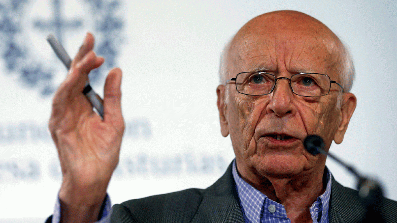 Lledó previene contra un mundo dirigido por ignorantes e indecentes con poder | Ver