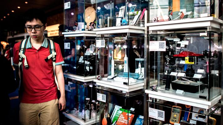 Telediario 1 - Un turista chino muere en Hong Kong en un tour de 'compras forzosas'